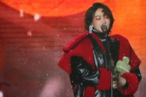 Uzi迎来五赛季出色发挥，巴黎圣日耳曼观众热烈欢呼！